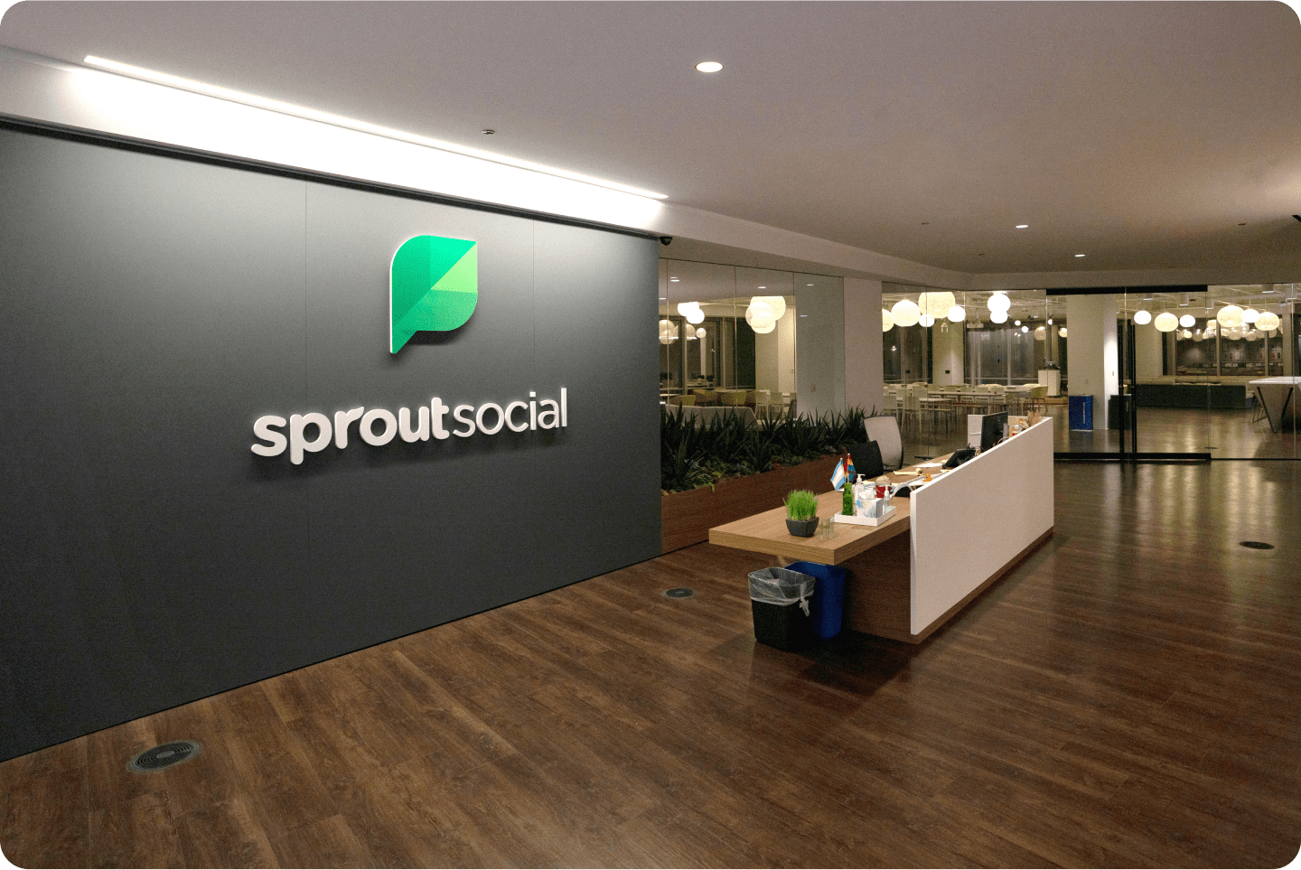 O logotipo do Sprout Social exibido em destaque na parede atrás da recepção do escritório do Sprout em Chicago.